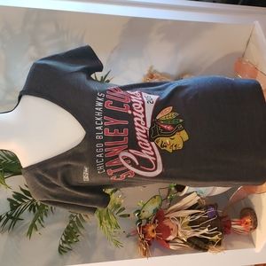 Women's top Black Hawks 2015. Size lg .